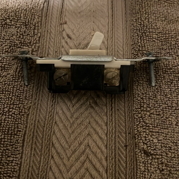 16 120volt single switch new unused a little dusty have been in a box for yrs - Picture 2 of 4